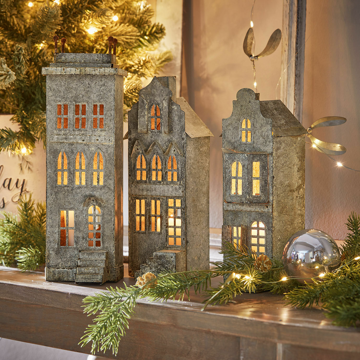 Set di 3 lanterne Middlewich Lanternine decorative a forma di casette in metallo grigio con luce calda, decorazione natalizia elegante
