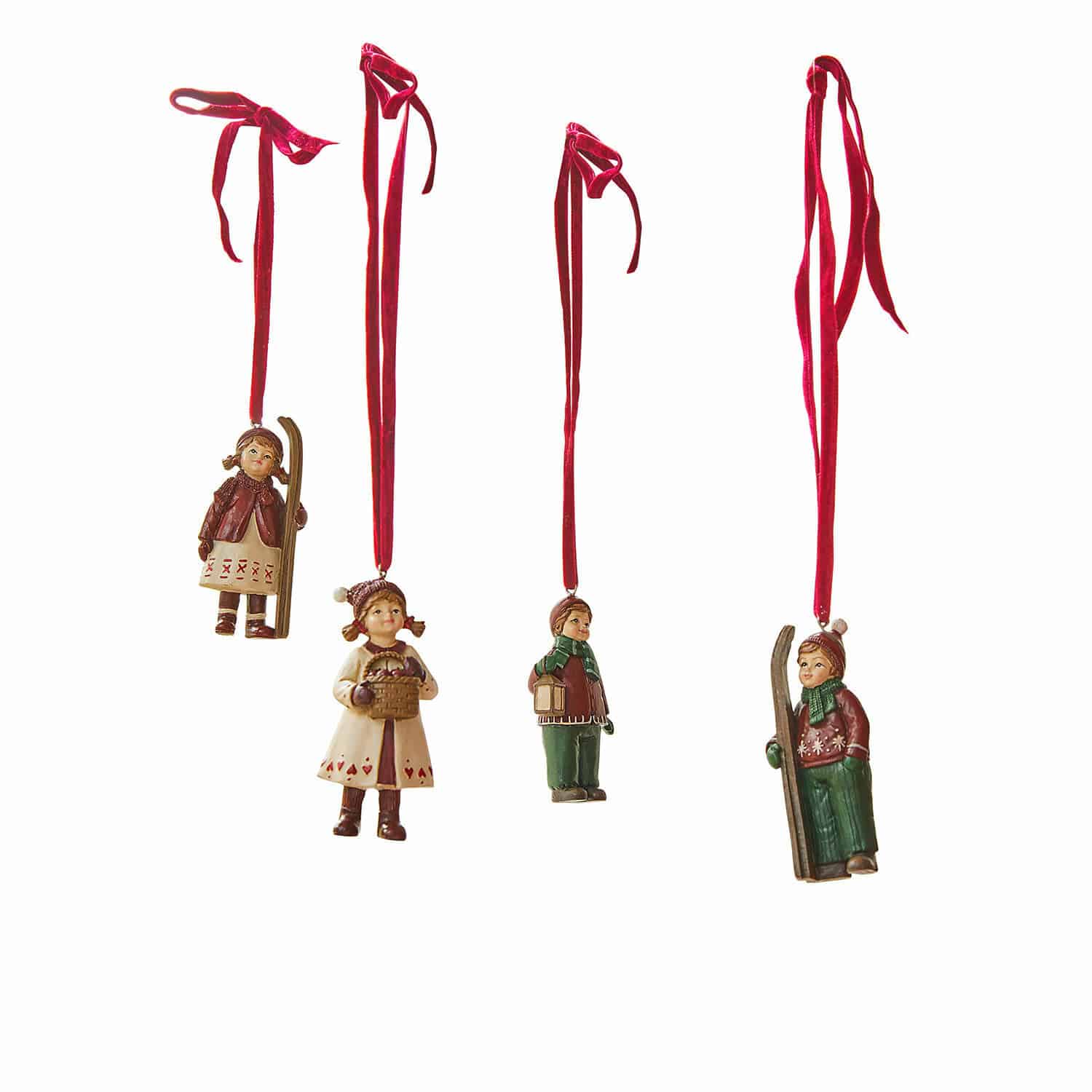 Set di 4 decorazioni da appendere Helgelund Set di quattro decorazioni natalizie con figure di bambini in abiti invernali appese a nastri rossi