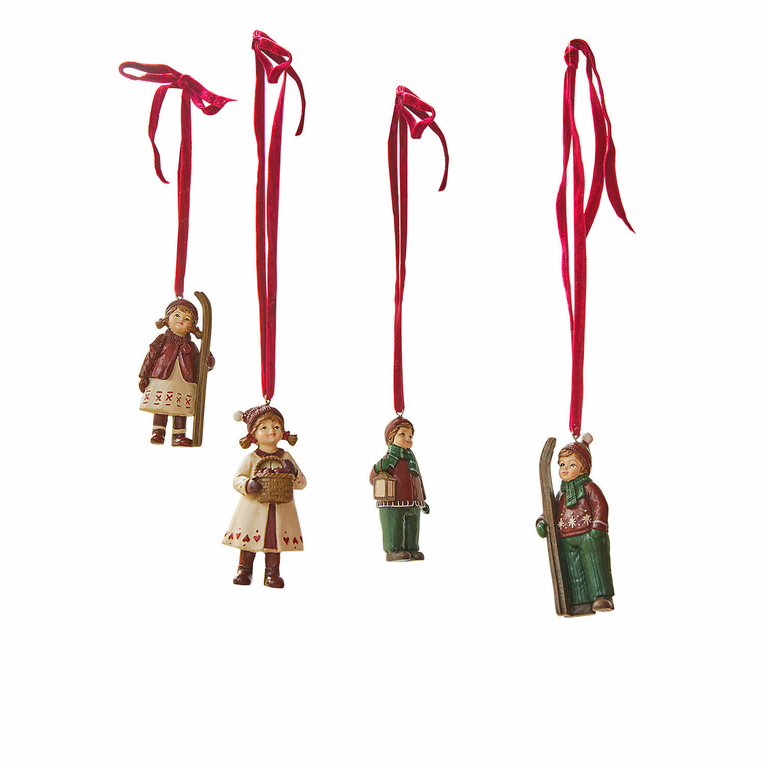 Set di 4 decorazioni da appendere Helgelund Set di quattro decorazioni natalizie con figure di bambini in abiti invernali appese a nastri rossi