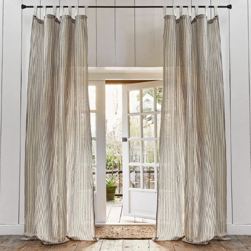 Tende beige a sottili righe in materiale naturale, decorazione elegante per finestra soggiorno.