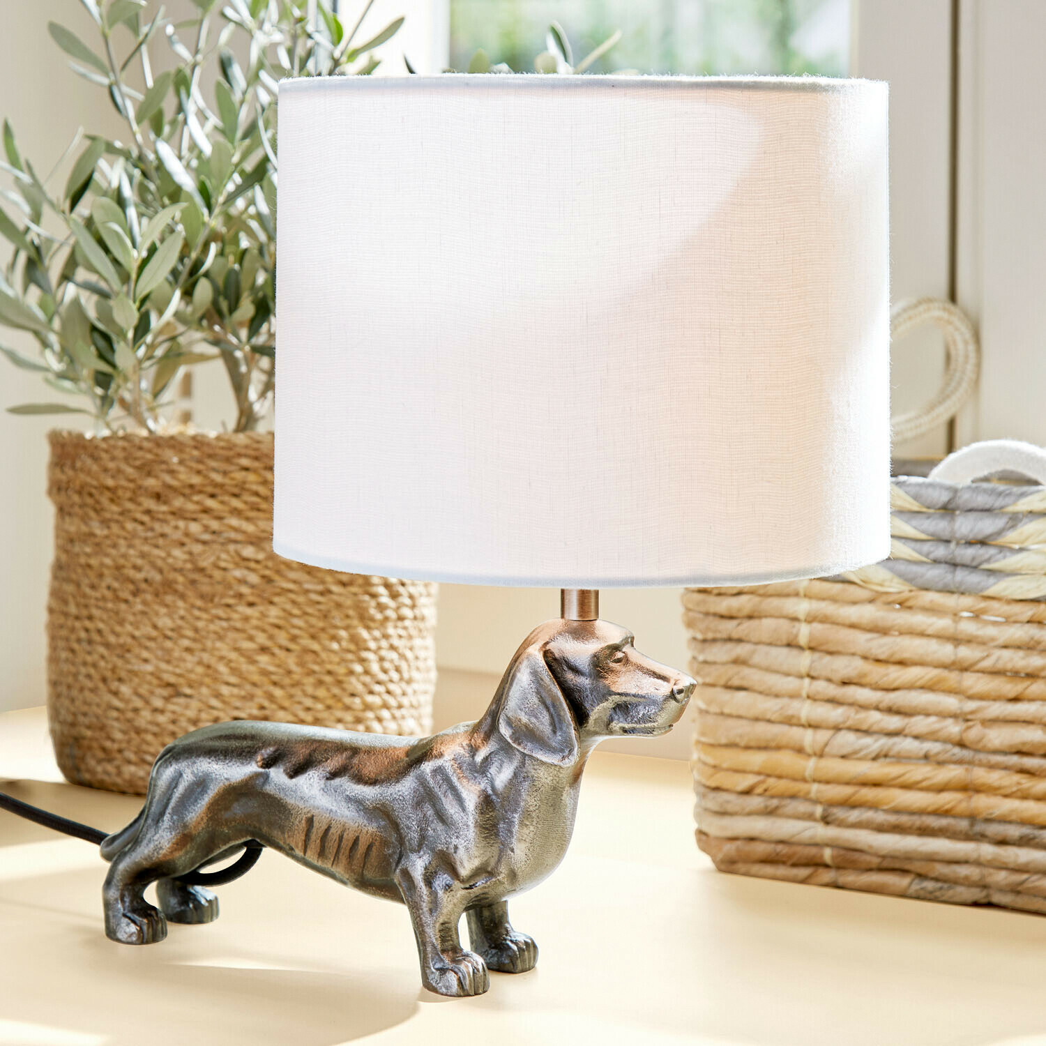 Lampada da tavolo Wendrel Lampada da tavolo con paralume bianco e base in metallo a forma di bassotto, decorazione d'interni
