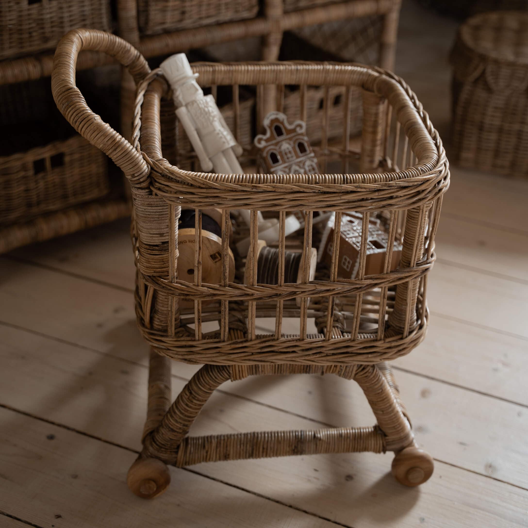 Cesto in rattan naturale con ruote e manico in legno, per conservare decorazioni e accessori