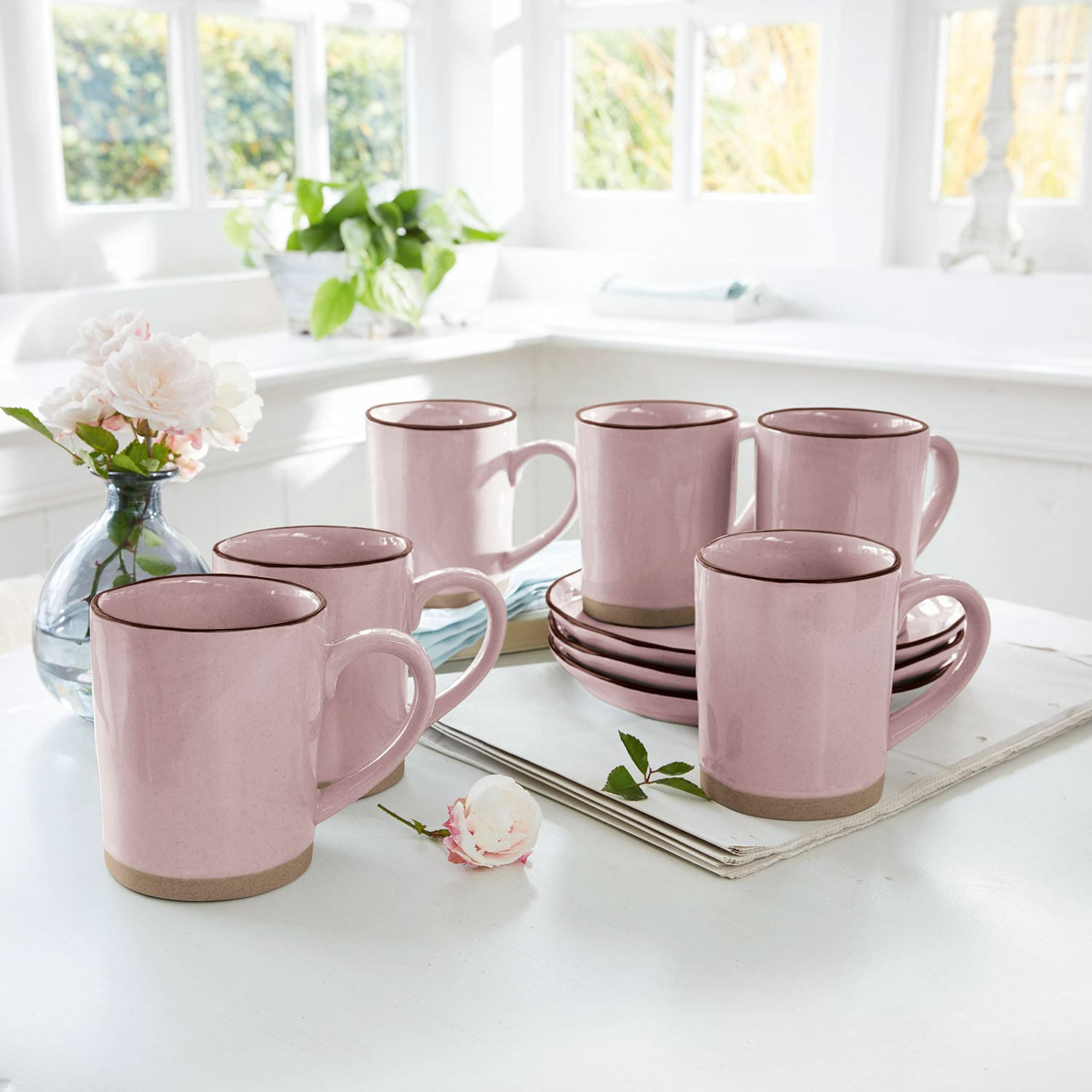 Set di 6 tazze Biarré Set di tazze in ceramica rosa con bordo marrone e piattini su tavolo chiaro in cucina