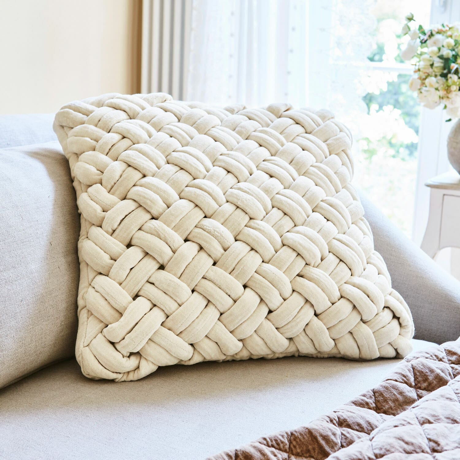 Copricuscino Pasay Cuscino decorativo beige in materiale morbido con motivo intrecciato su divano in soggiorno
