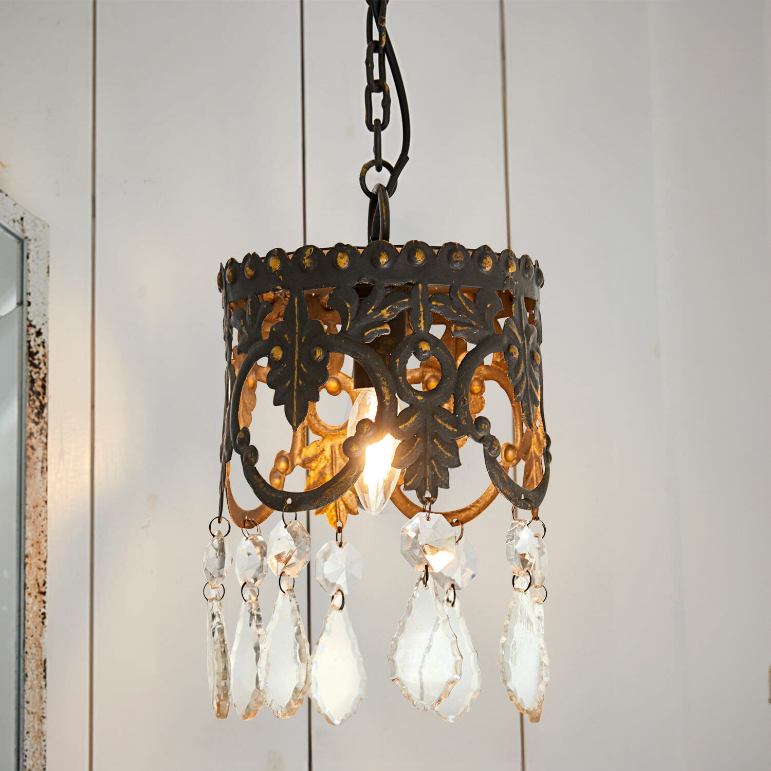 Lampadario Mitry Lampadario in metallo nero e dorato con pendenti in cristallo, lampada decorativa da soffitto