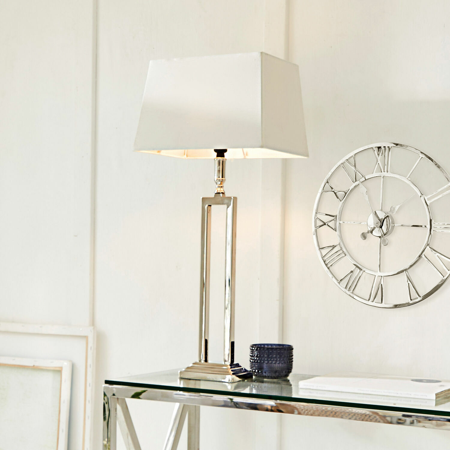 Lampada da tavolo Kinshaa Lampada da tavolo moderna con base in metallo e paralume bianco su tavolo in vetro