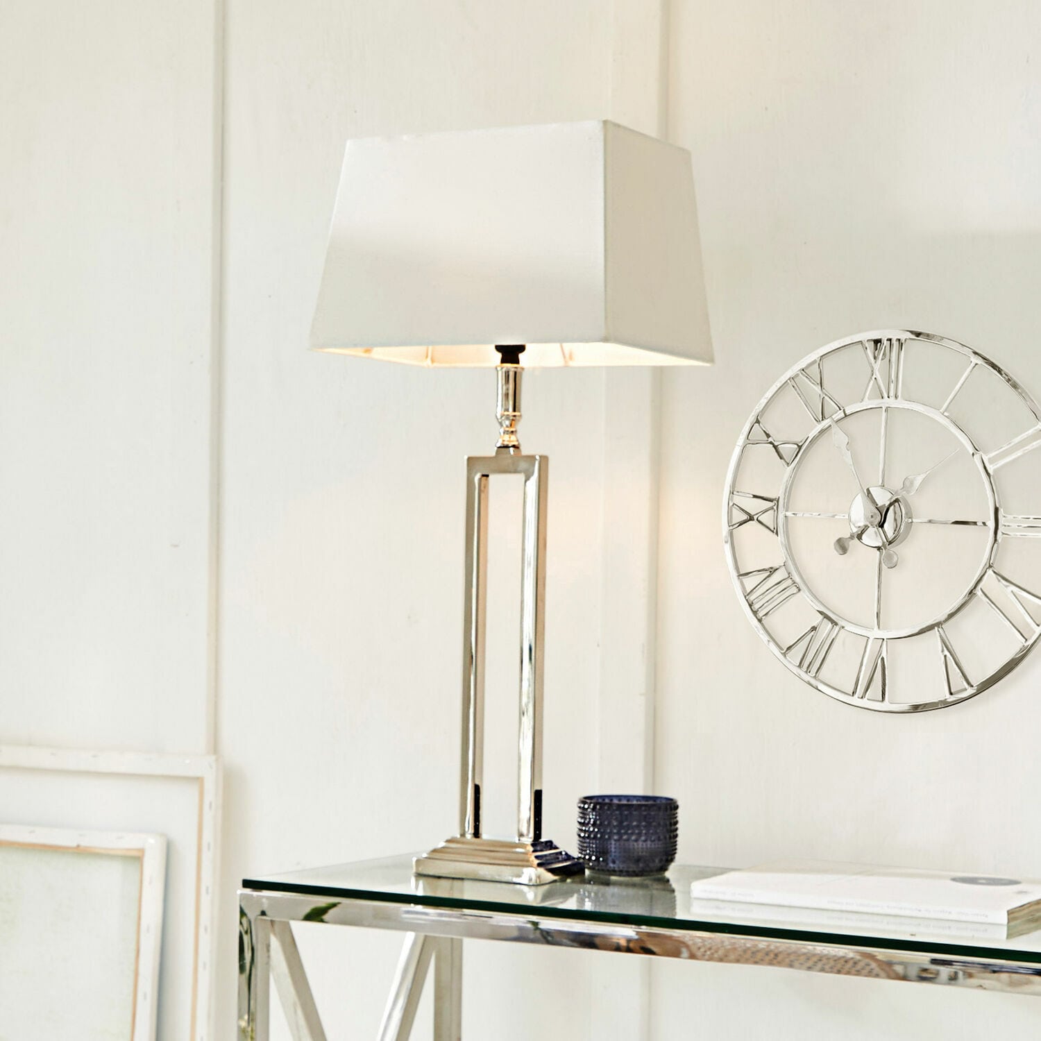 Lampada da tavolo Kinshaa Lampada da tavolo moderna con base in metallo e paralume bianco su tavolo in vetro