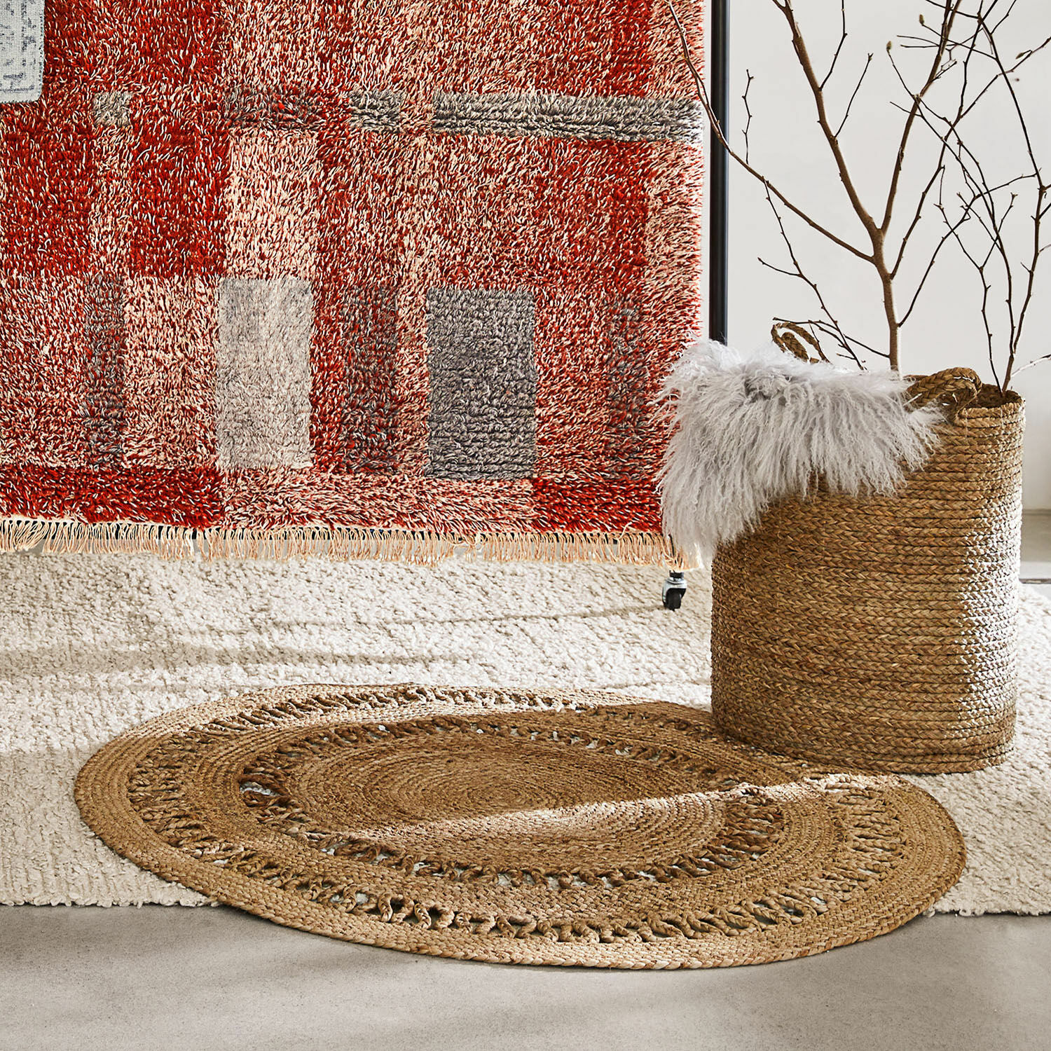 Tappeto Nymarion Tappeto ovale in juta colore naturale su tappeto chiaro con motivo rosso sullo sfondo