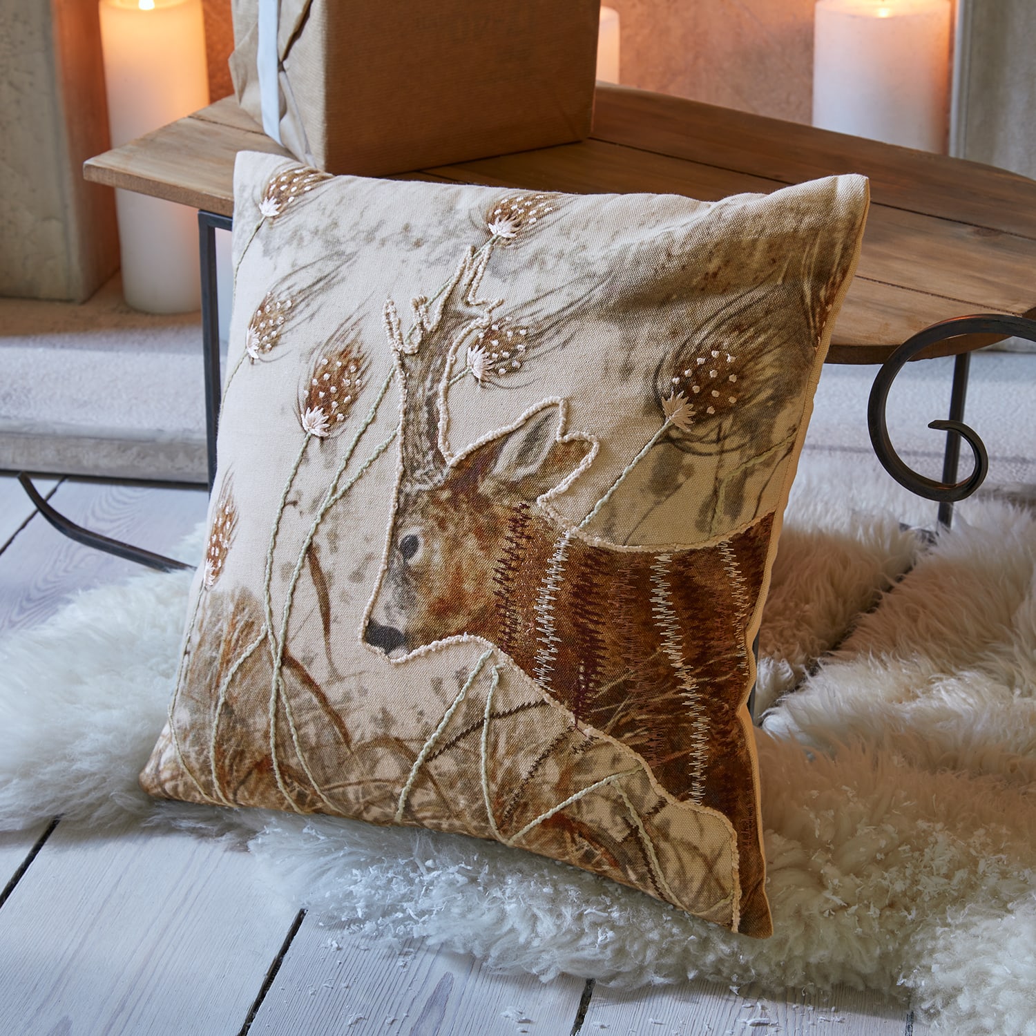Cuscino beige in lino con ricamo di cervo e motivo vegetale per decorazione casa