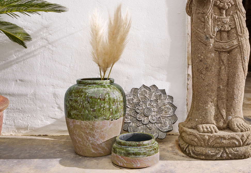 Vasi orientali in ceramica verde e rosa con decorazione di erba della pampa e scultura in pietra