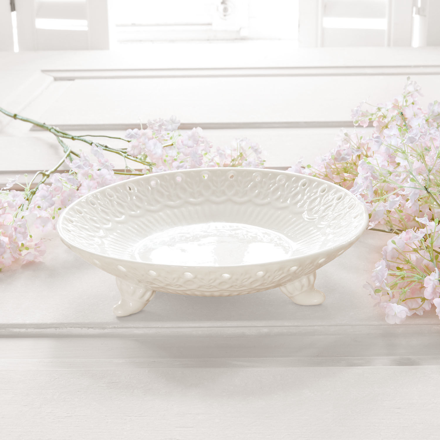 Ciotola Fanglorn Ciotola in ceramica bianca con piedini e motivo decorativo, accessorio per la casa