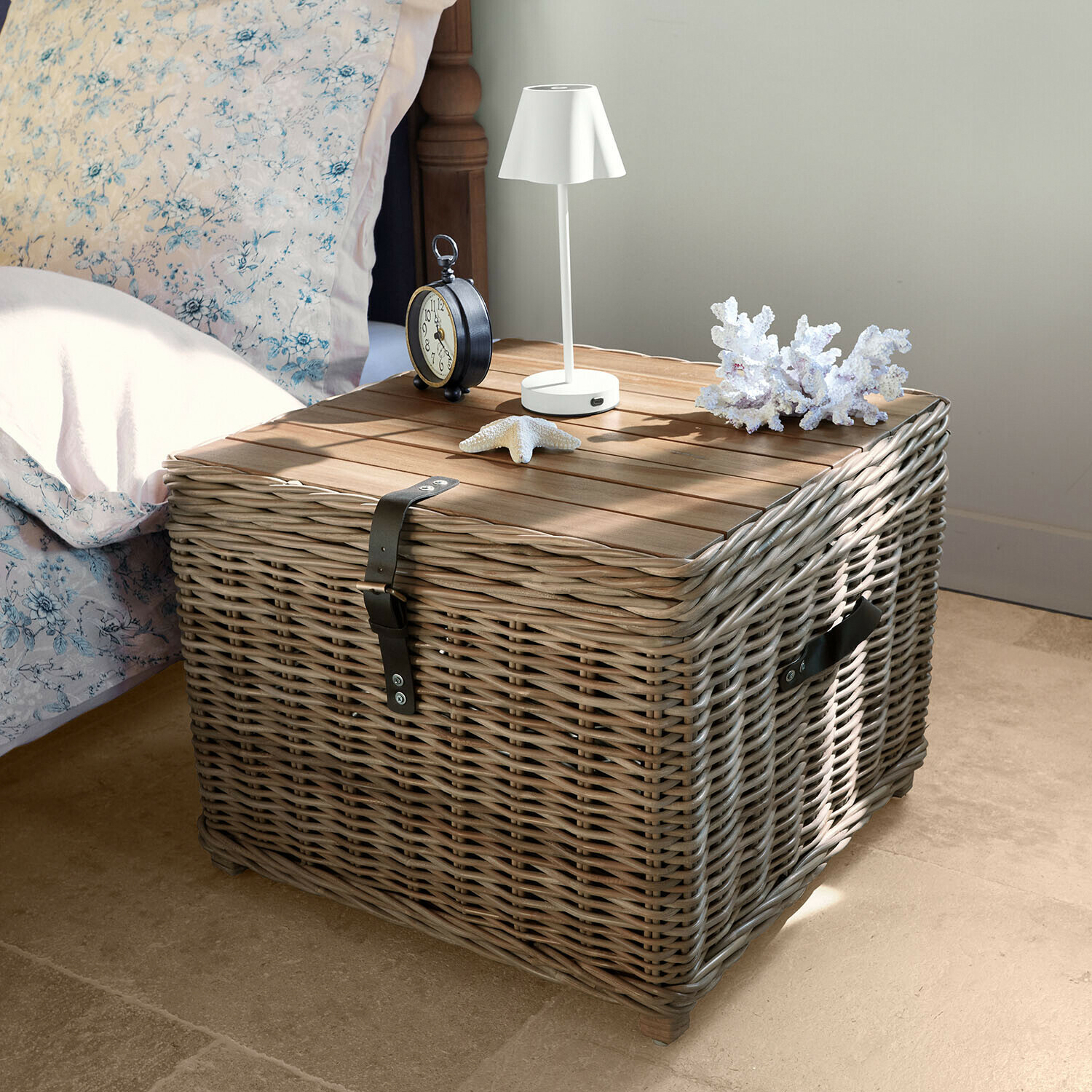 Baule Middlewick Comodino quadrato in vimini grigio e legno con lampada bianca e decorazioni marine sul piano
