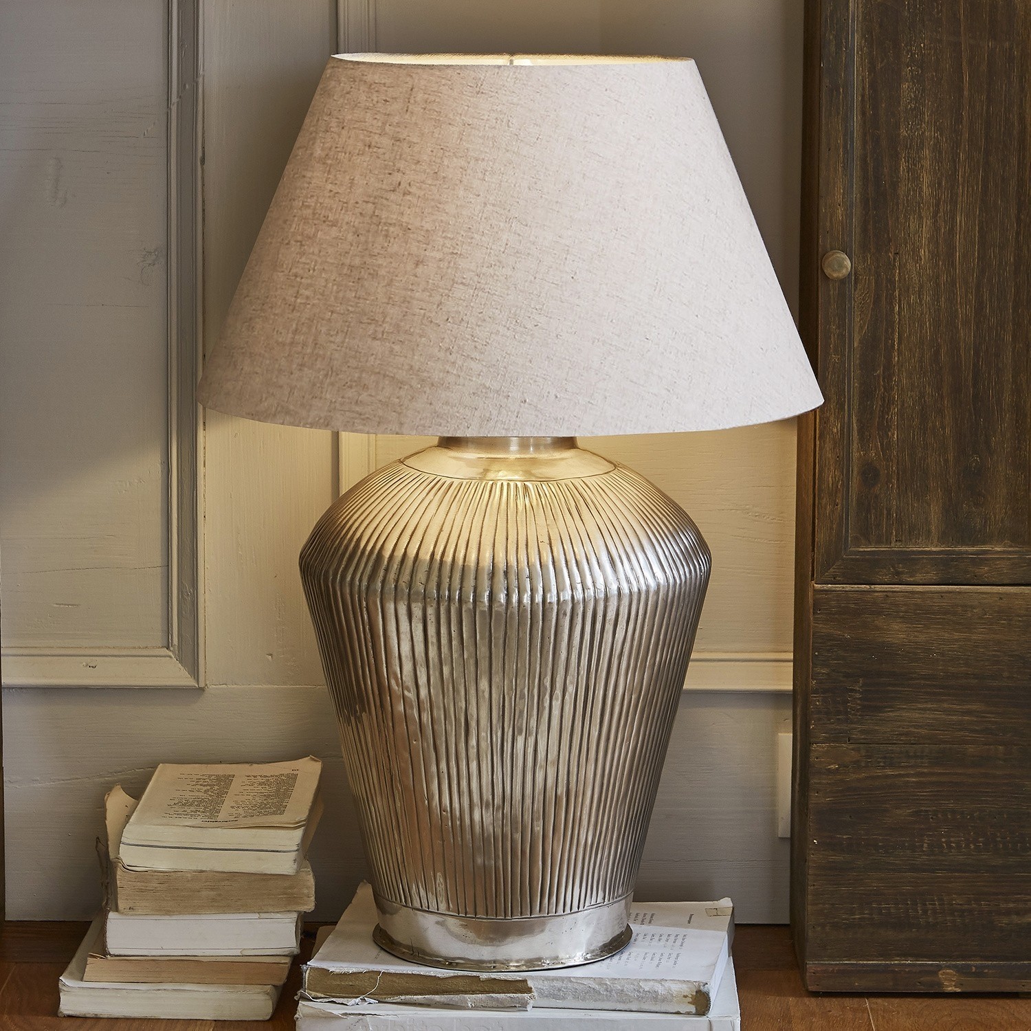 Lampada da tavolo Caulières Lampada da tavolo con base in metallo scanalato e paralume beige, illuminazione e decorazione
