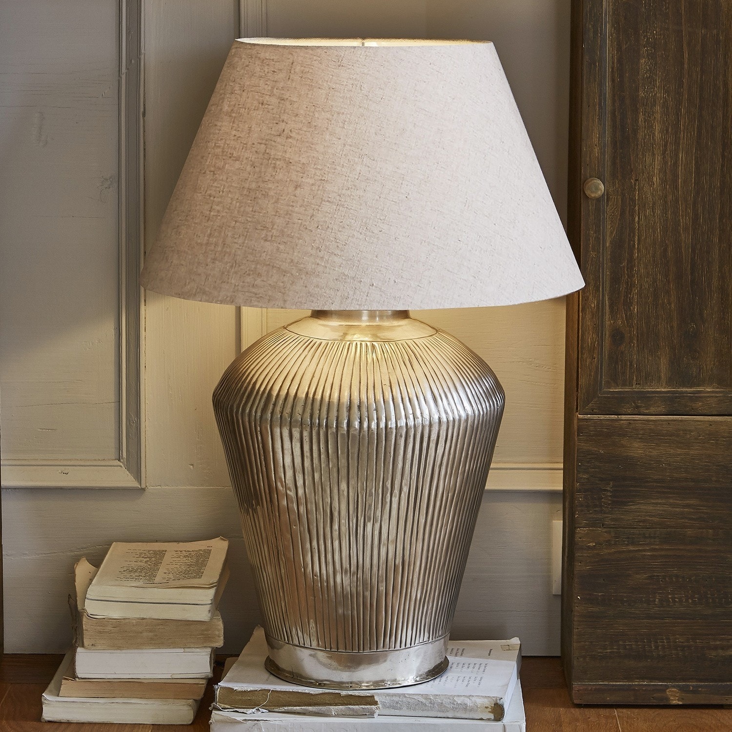 Lampada da tavolo Caulières Lampada da tavolo con base in metallo scanalato e paralume beige, illuminazione e decorazione