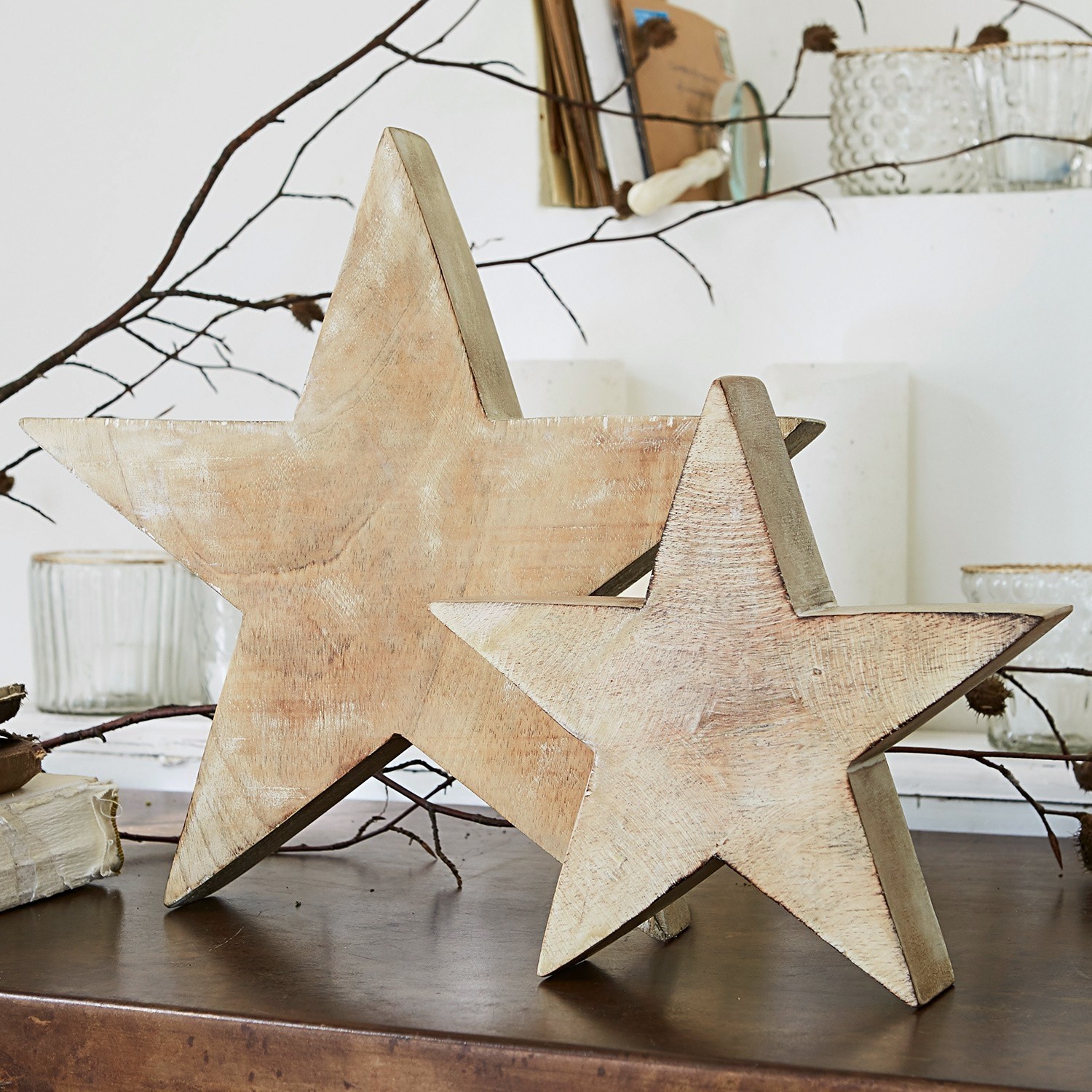 Coppia di stelle Dunino Stelle decorative in legno colore naturale su tavolo, ornamento rustico per interni