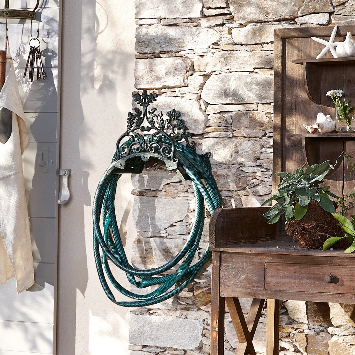 Portatubo da parete Mathis Porta tubo da giardino in metallo decorativo stile vintage su muro in pietra