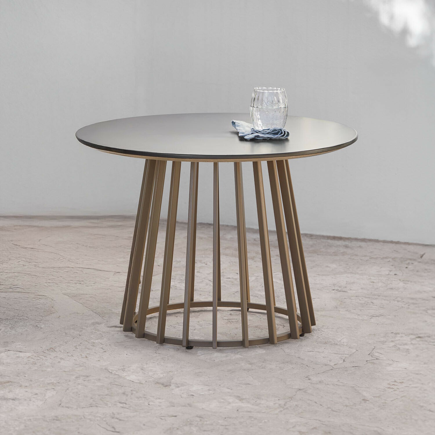 Tavolino Olianne Tavolo rotondo con base in metallo beige e piano grigio opaco, design moderno