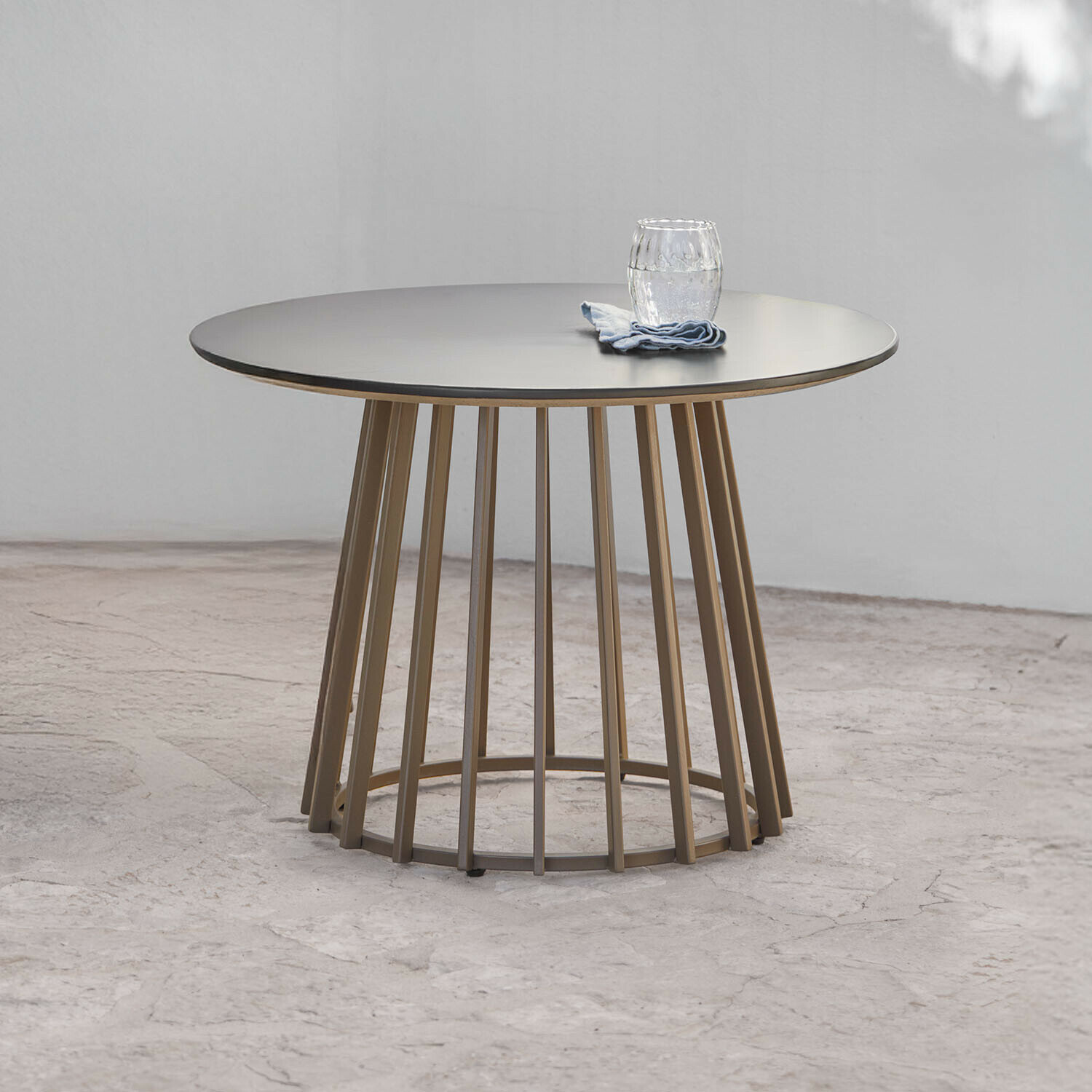 Tavolino Olianne Tavolo rotondo con base in metallo beige e piano grigio opaco, design moderno