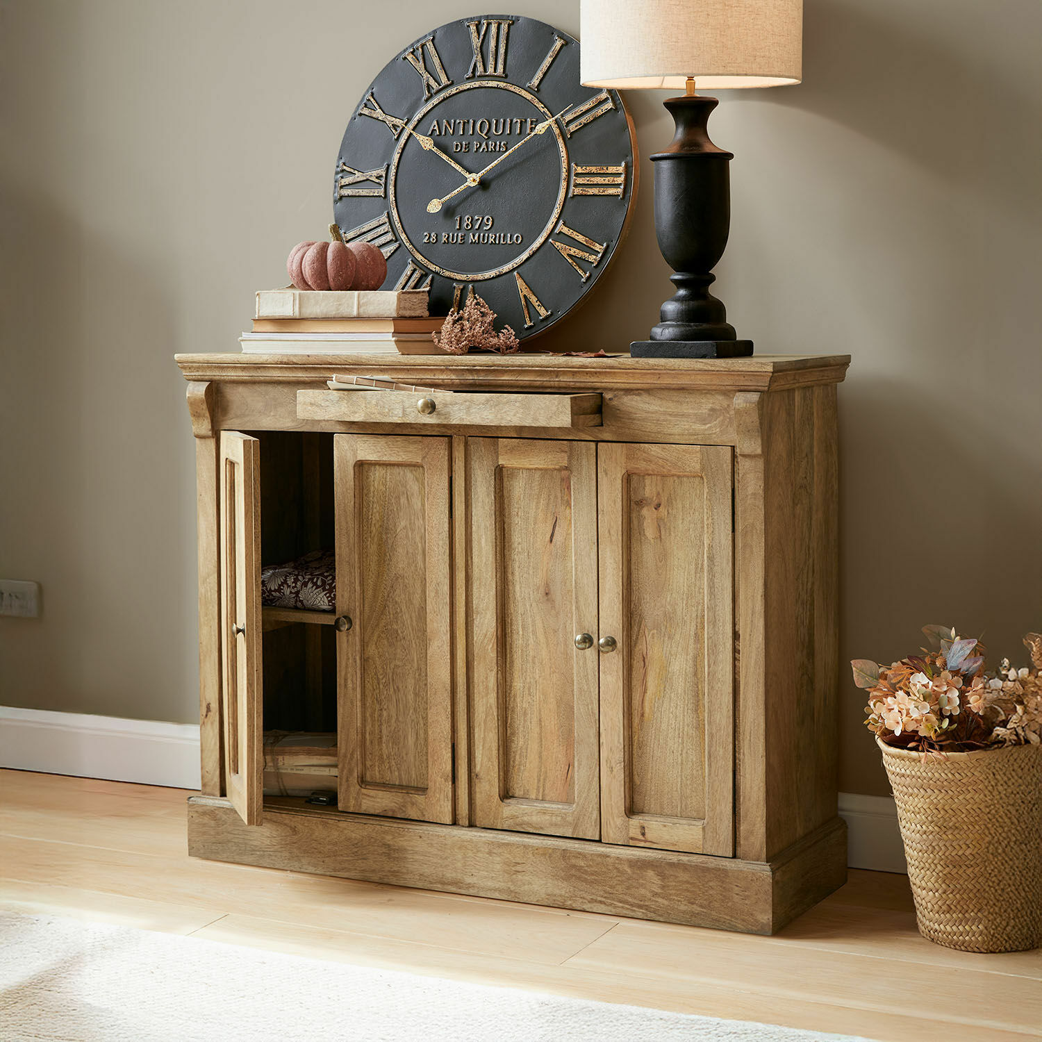 Comò Winthorpe Credenza in legno naturale con cassetto e ante, orologio decorativo e lampada sopra