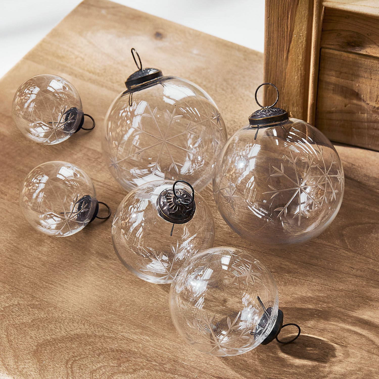 Set di 6 decorazioni natalizie Coro Set di palline di Natale in vetro trasparente con motivo fiocco di neve inciso su sfondo in legno