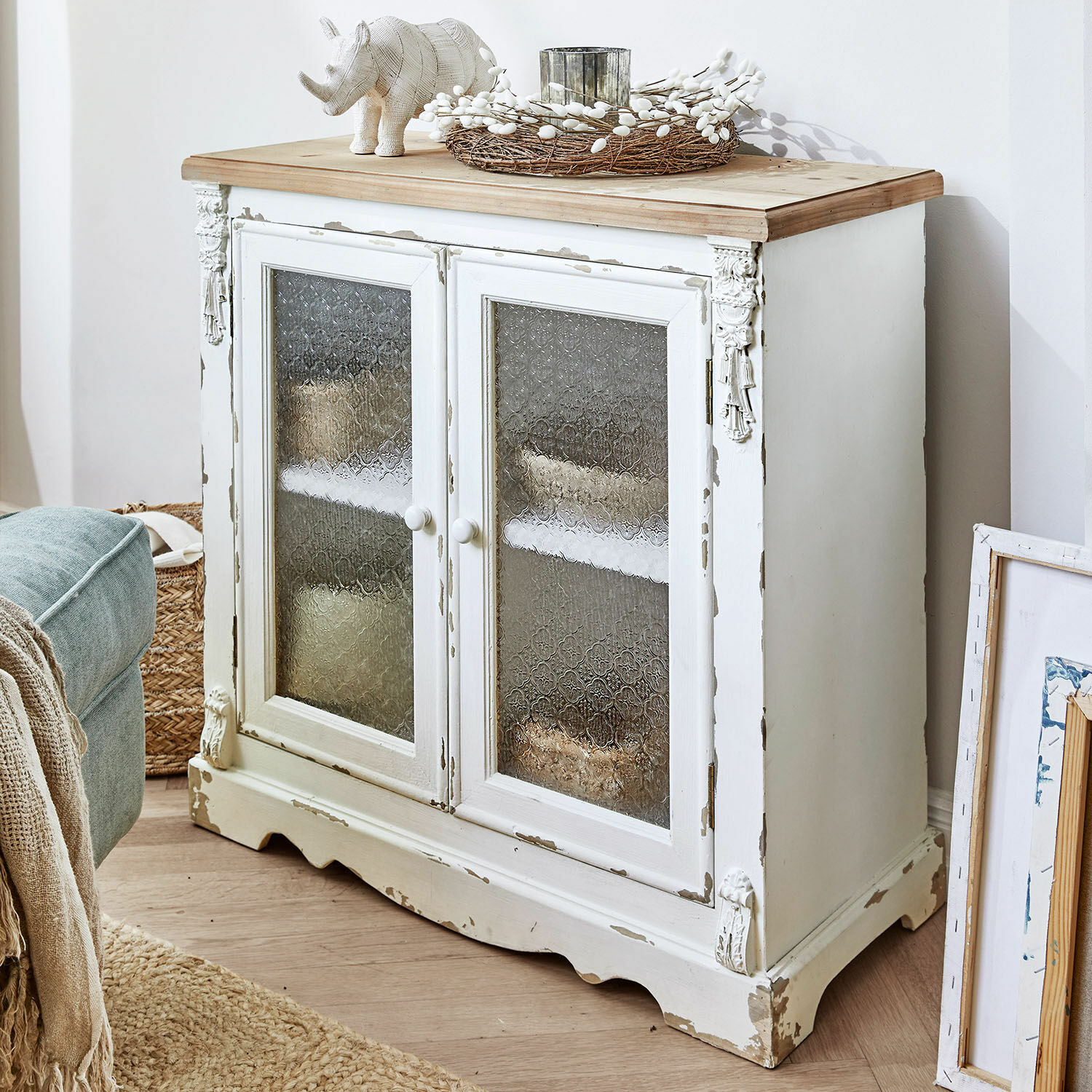 Mobile con ante in vetro South Yarmouth Credenza bianca in legno con finitura invecchiata e ante in vetro decorate in stile rustico