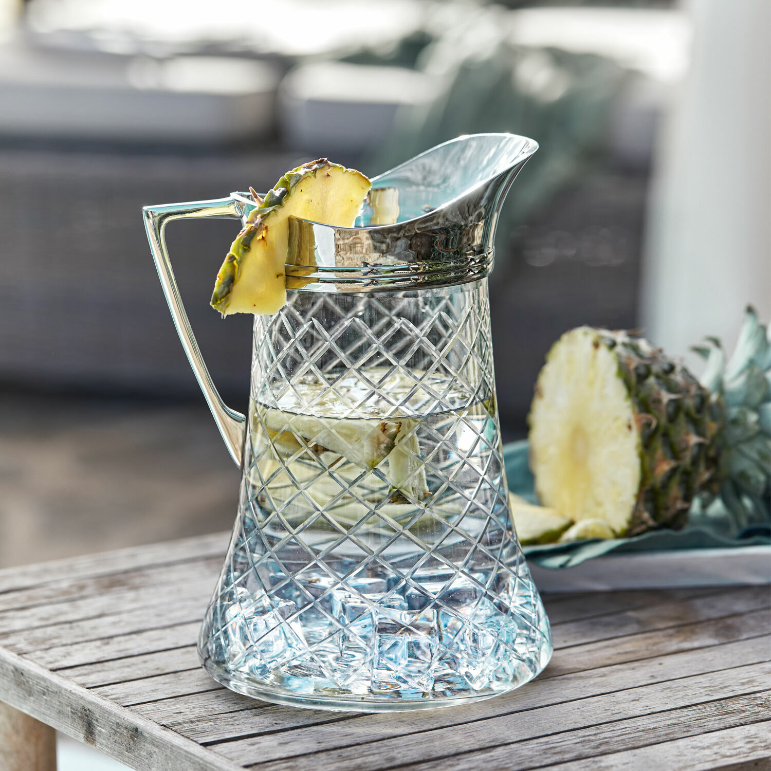 Caraffa Meloisey Brocca di vetro con manico in metallo e motivo a rombi, con acqua, ghiaccio e fette di ananas