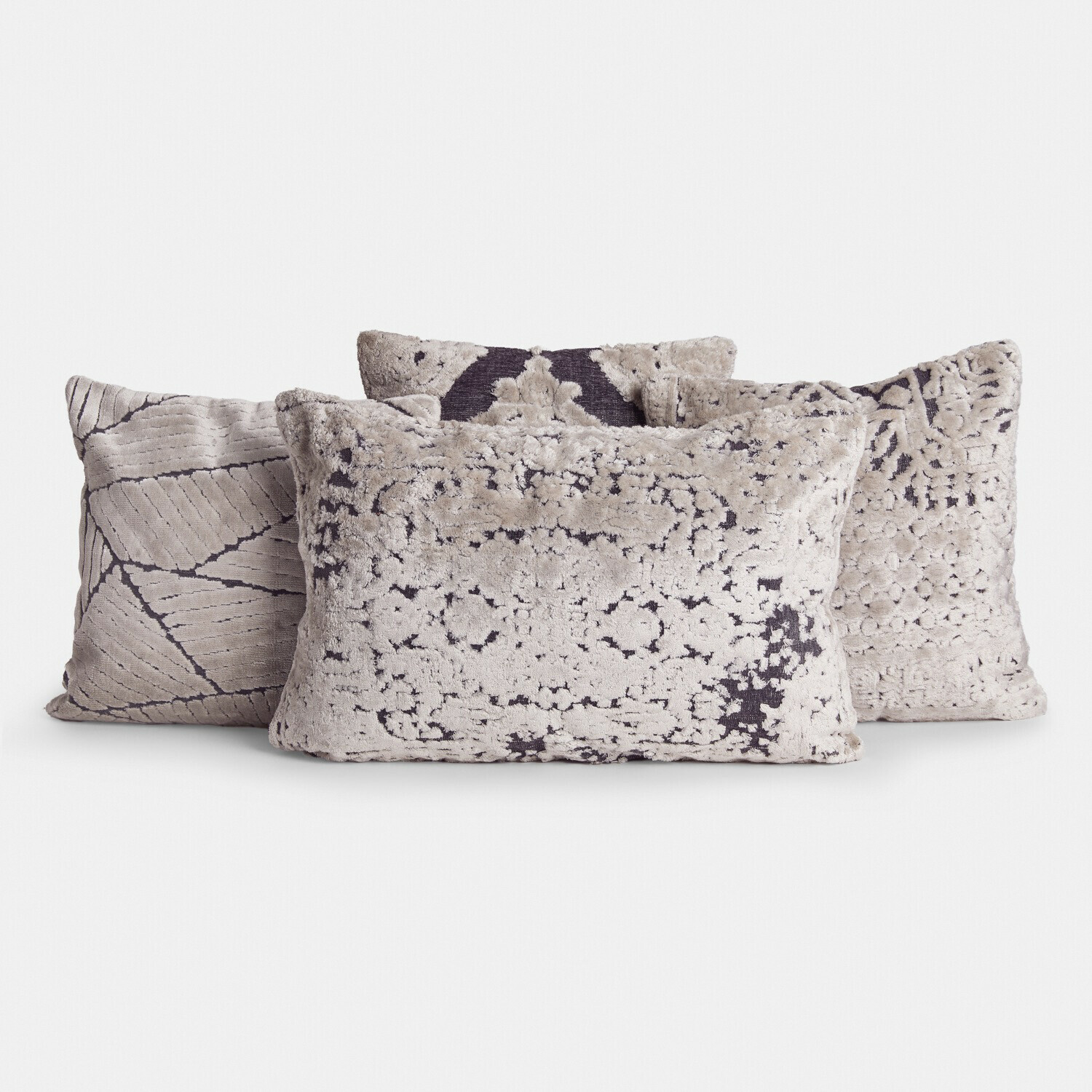 Set di quattro cuscini decorativi in tessuto morbido beige e marrone per il soggiorno