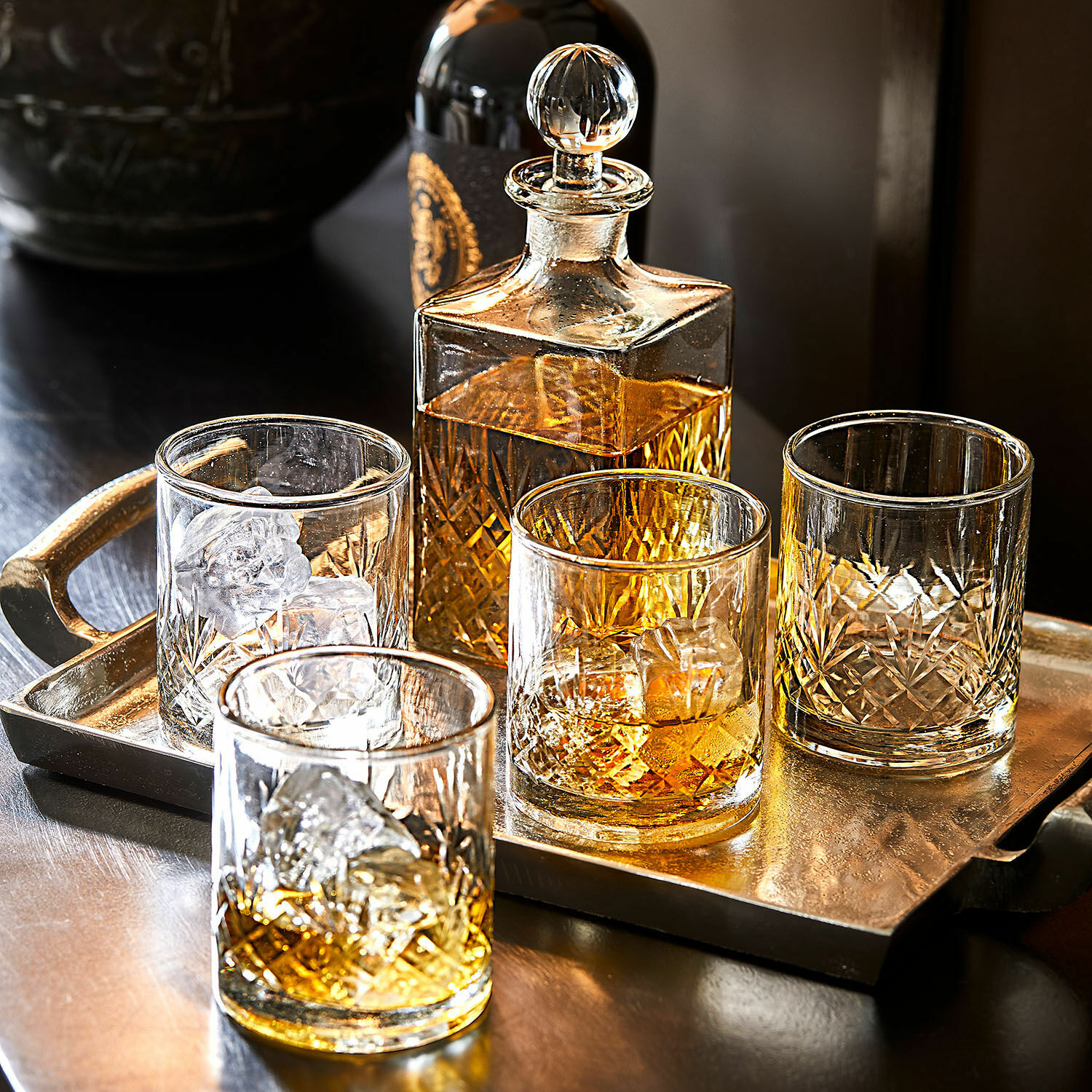 Set di 4 bicchieri con caraffa Kerrington Set da whisky in vetro con caraffa e quattro bicchieri su vassoio, design in cristallo trasparente