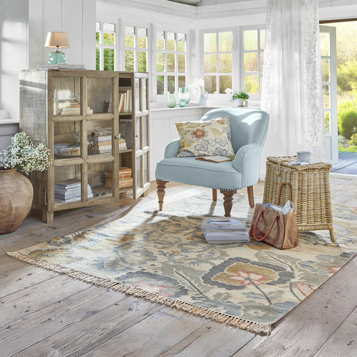 Tappeto Sussex Poltrona azzurro chiaro con gambe in legno su tappeto decorato in soggiorno luminoso con luce naturale