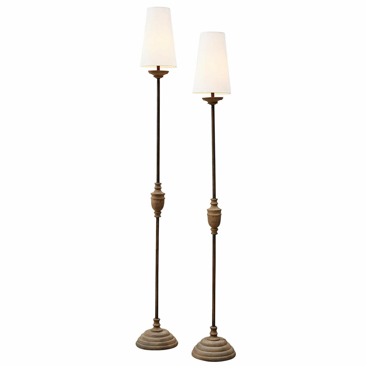 Coppia di lampade a stelo Abigail Coppia di lampade da terra alte con elementi in metallo e legno e paralumi bianchi