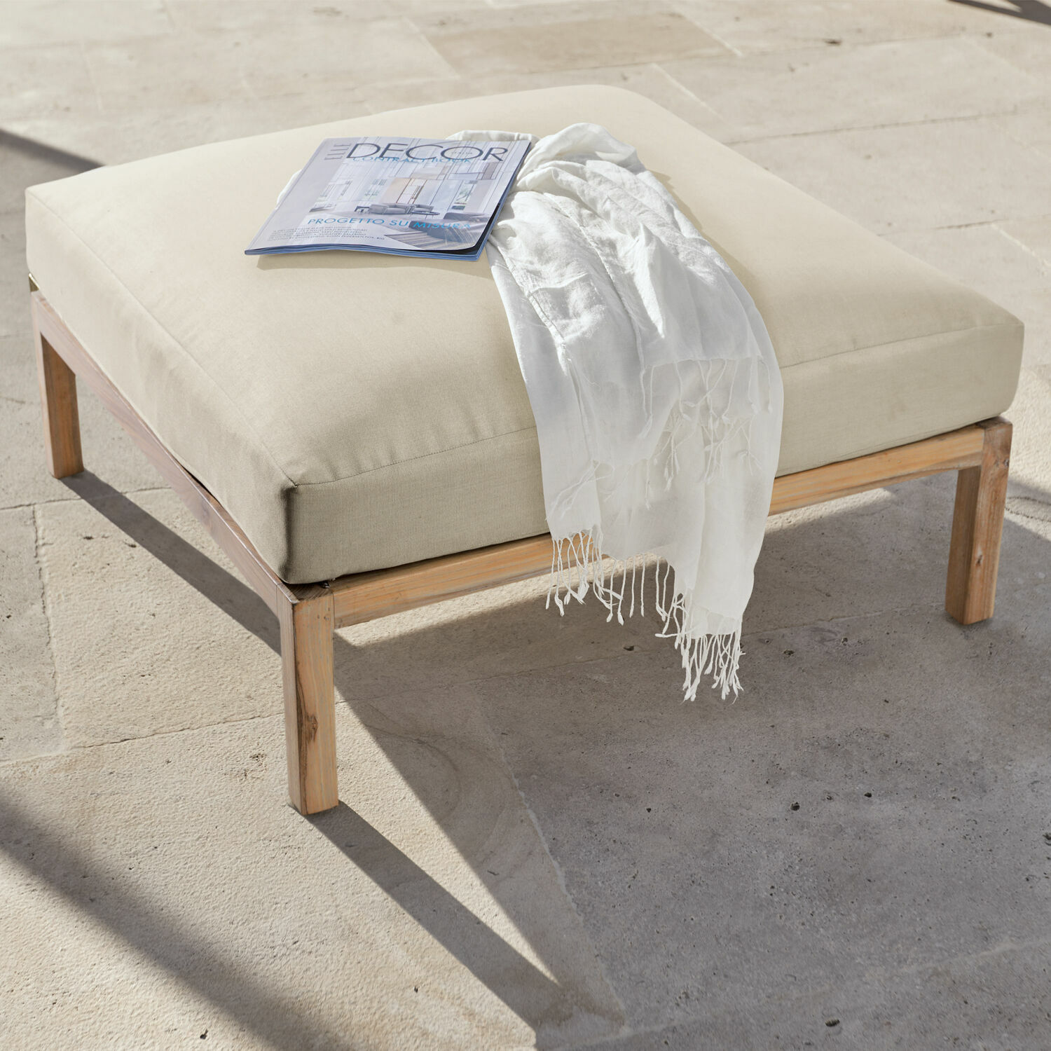 Pouf Chancenay Poggiapiedi beige con struttura in legno e cuscino morbido, ideale per il relax in soggiorno