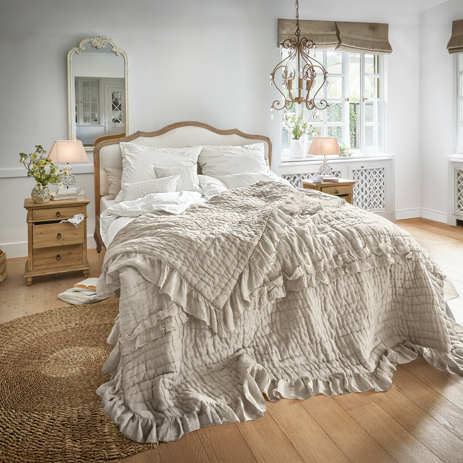 Letto Serravalle Camera da letto accogliente con copriletto beige con volant sul letto e mobili in legno vintage