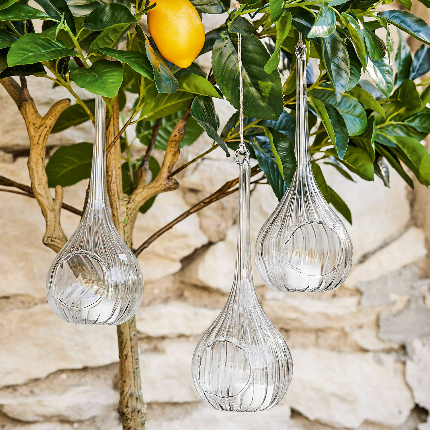 Set di 3 portalumini a sospensione Fairlie Lanterna in vetro trasparente appesa a ramo con foglie verdi e limone giallo, decorazione da giardino