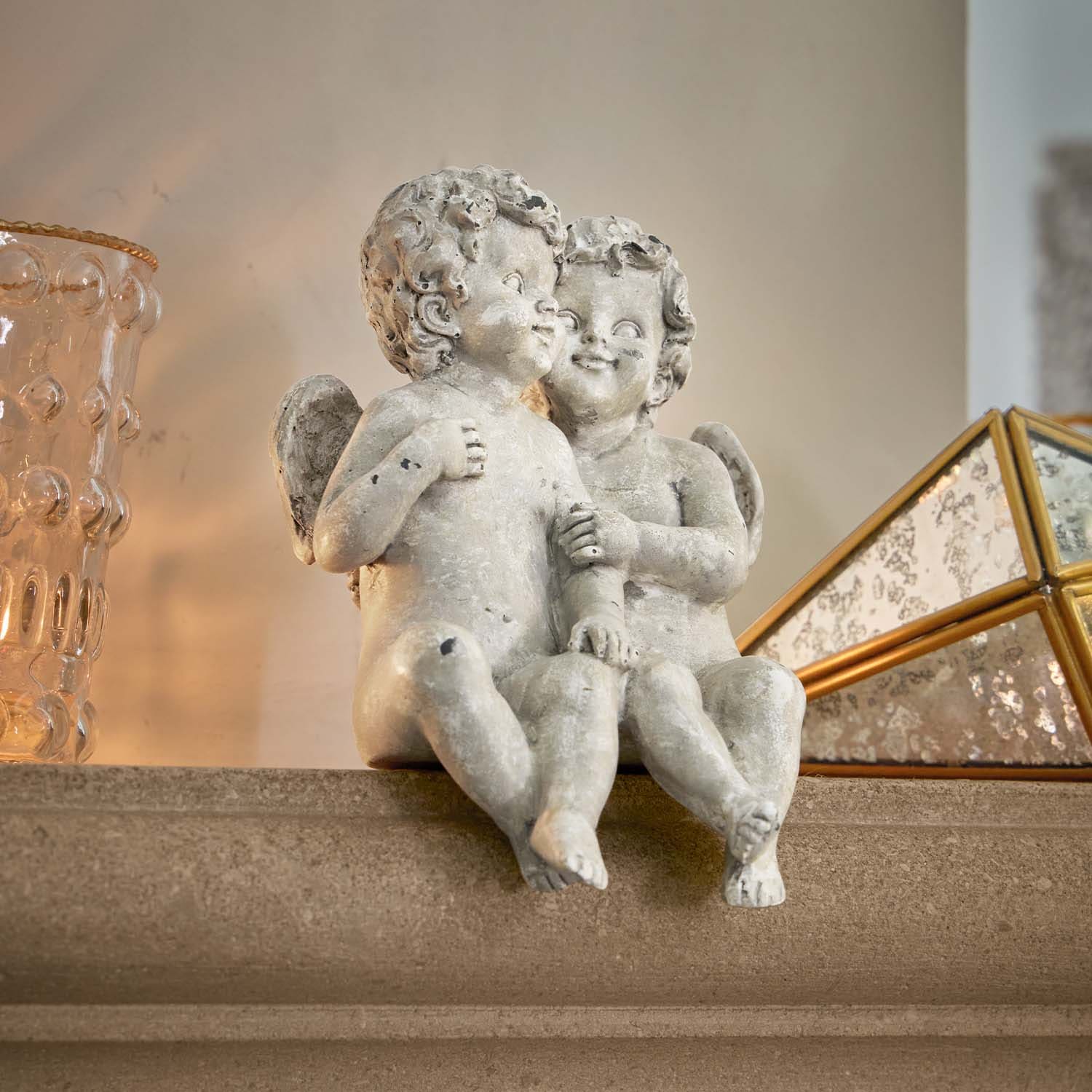 Statua di due angeli seduti in cemento grigio, decorazione d'interni con motivo angelico