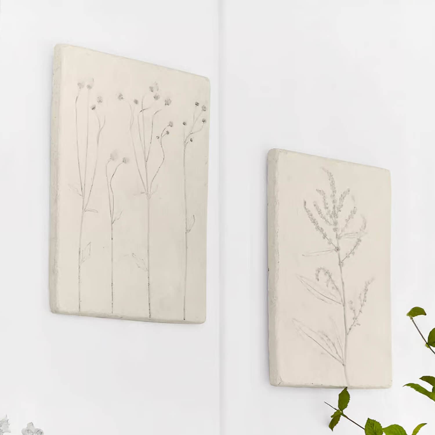 Due pannelli da parete bianchi con motivi vegetali delicati per decorazione naturale