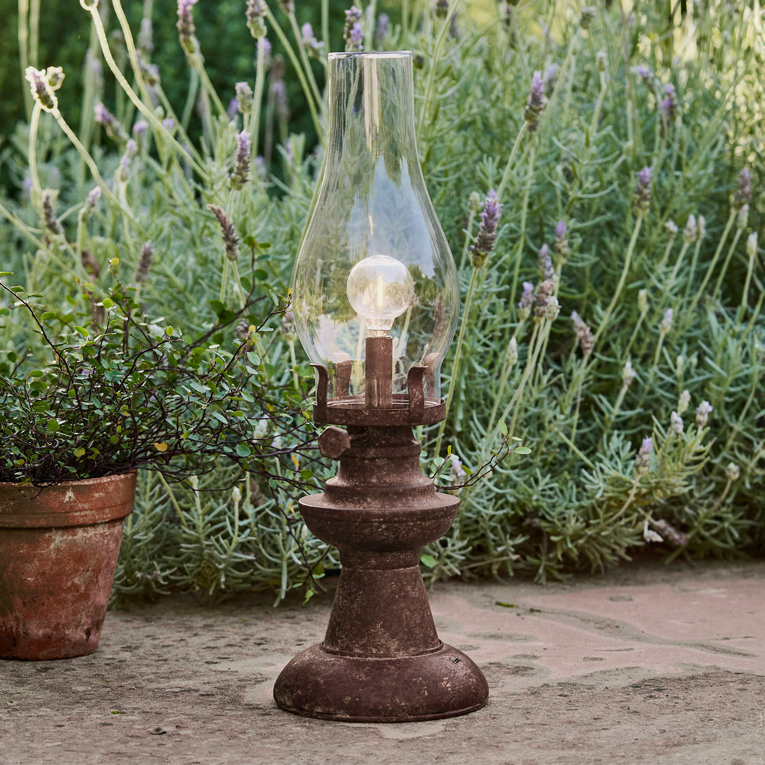 Lanterna a LED ricaricabile Chexbres Lanterna da giardino in metallo marrone rustico con paralume in vetro trasparente