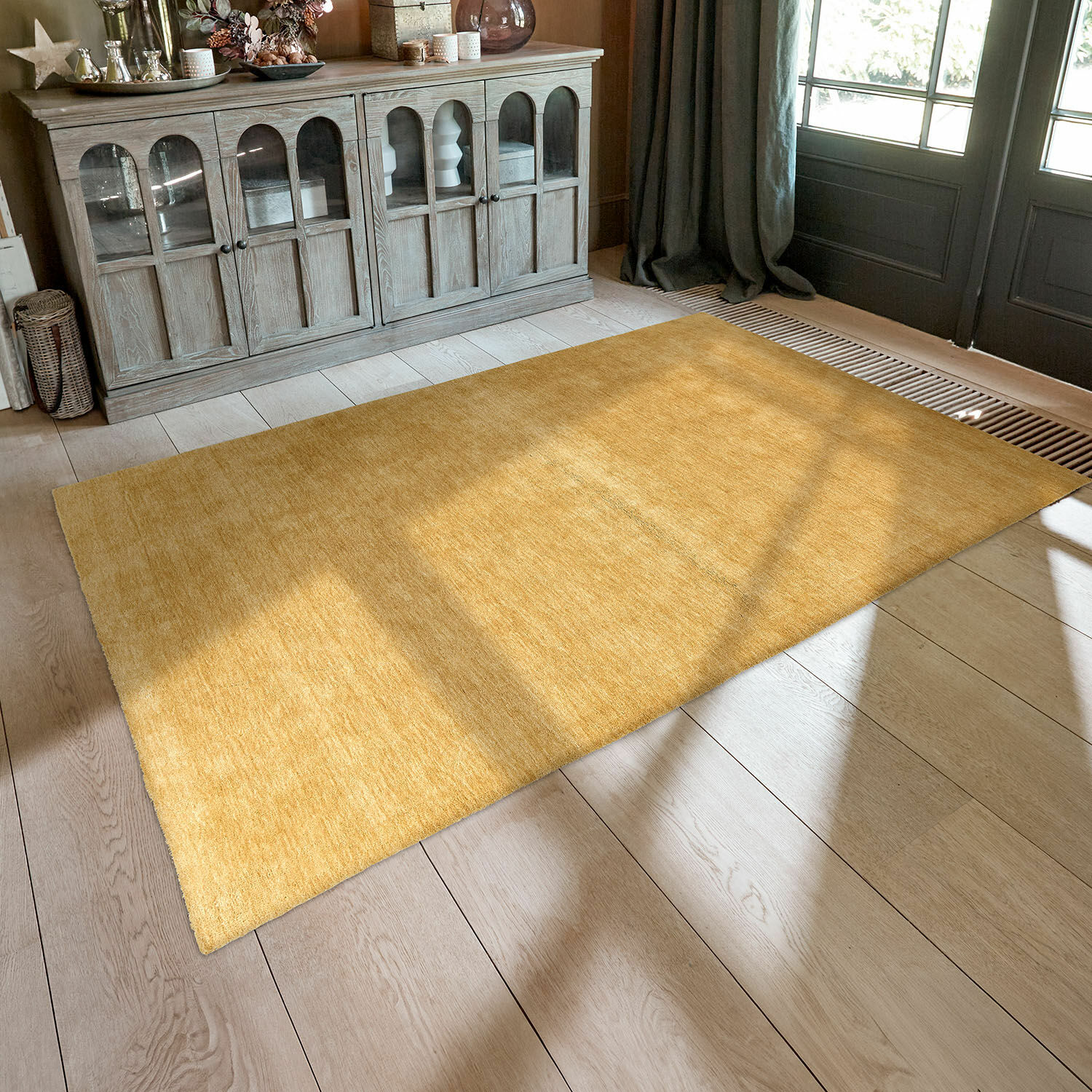 Tappeto Cresil Tappeto giallo semplice in materiale morbido su pavimento in legno chiaro in soggiorno luminoso