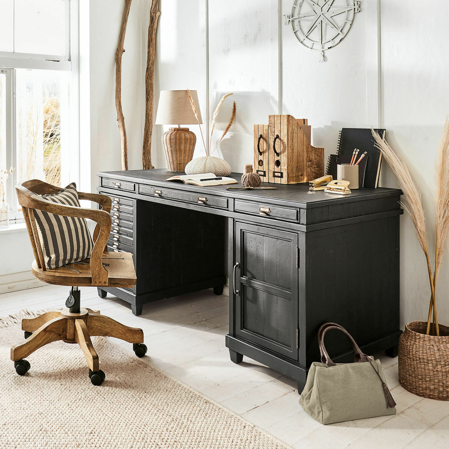Scrivania Brevilliers Scrivania in legno nero con cassetti e decorazioni in interno luminoso e naturale con sedia girevole