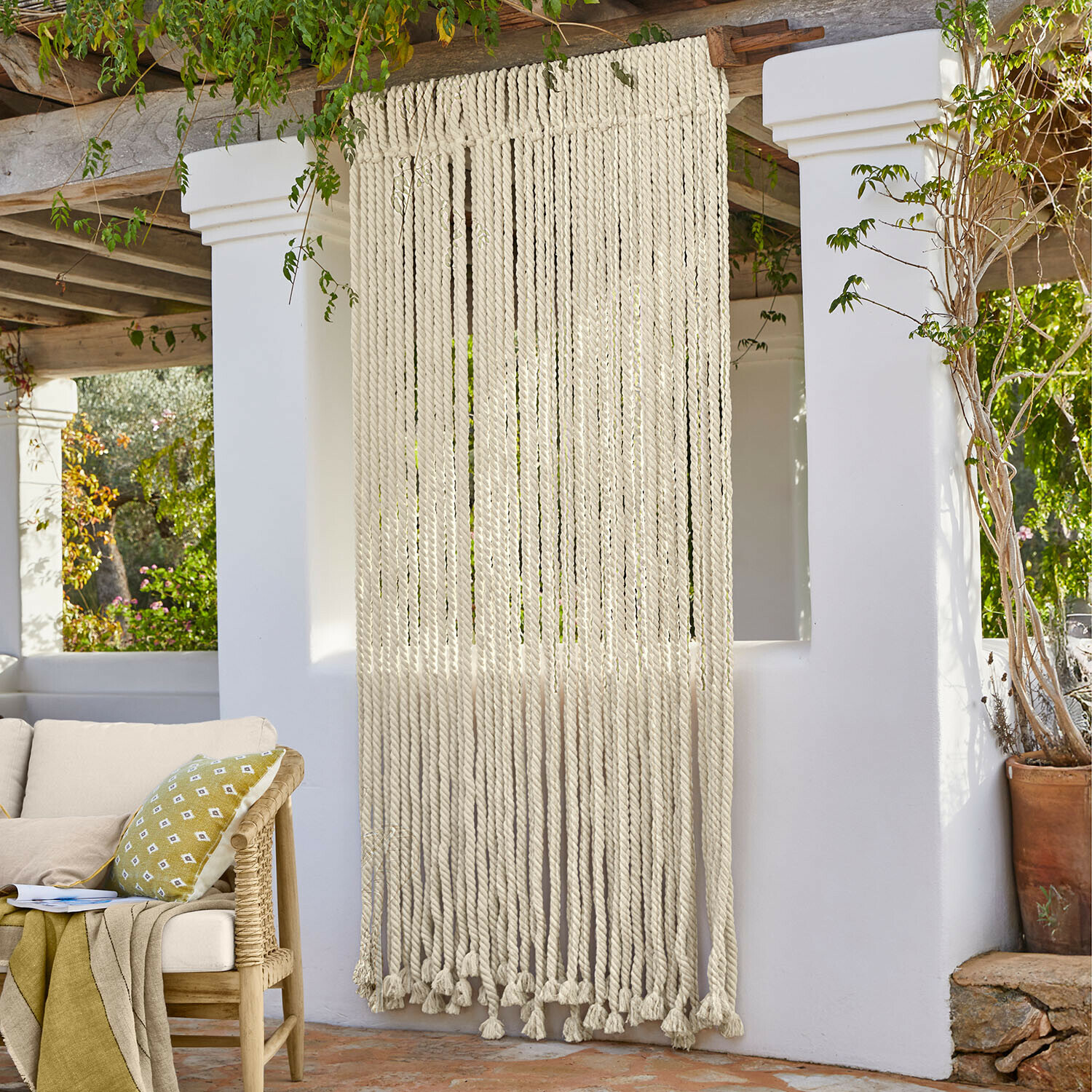 Tenda a corda Trésalya Tenda decorativa in spessi cordoni di cotone bianco stile boho su terrazza