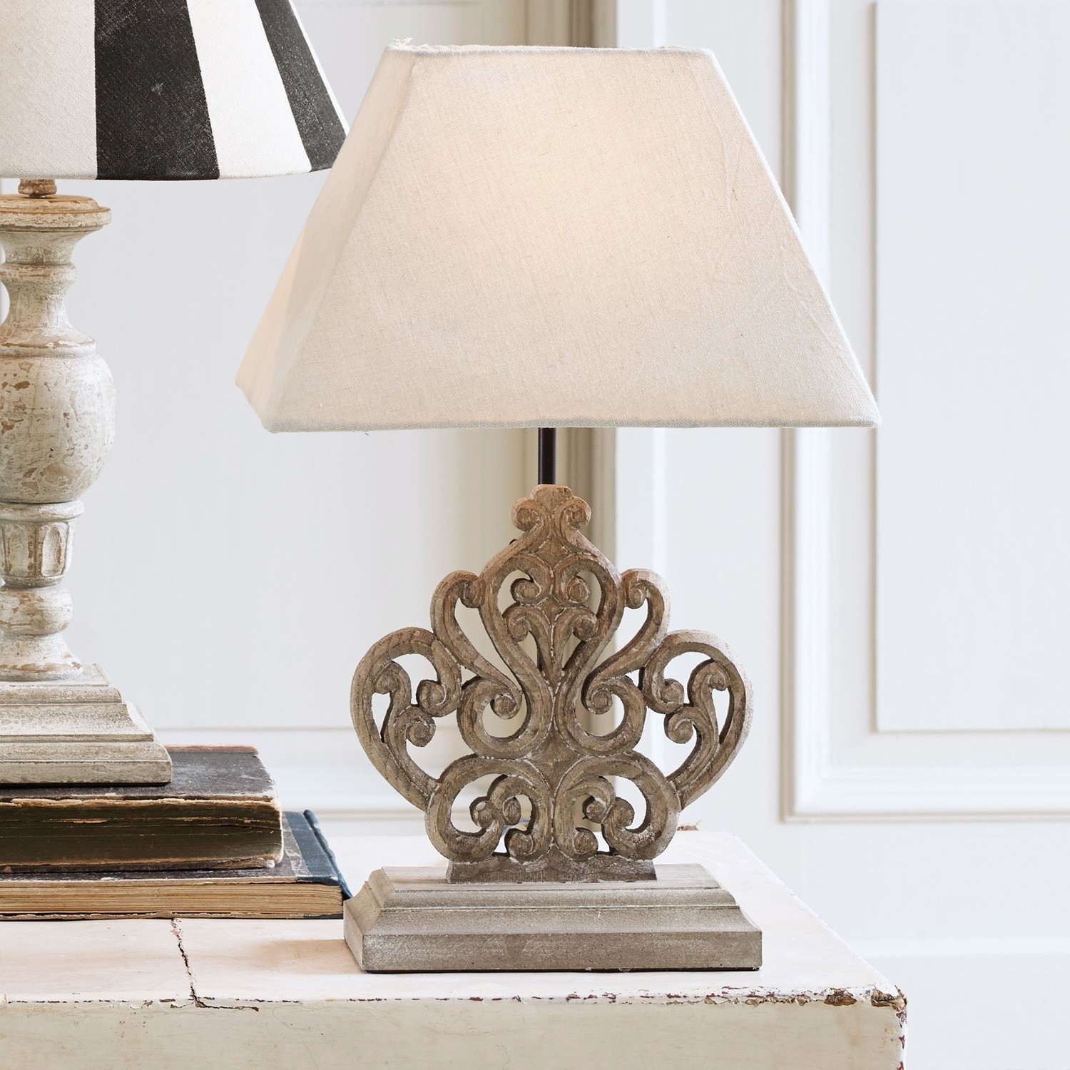 Lampada da tavolo Tamee Lampada da tavolo con paralume beige e base intagliata in legno stile vintage per arredamento