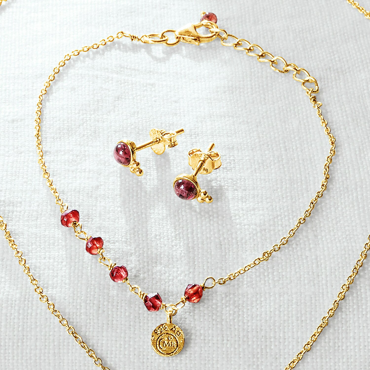 Braccialetto Okala Collana e orecchini dorati con pietre rosse, gioielli delicati da donna su catena
