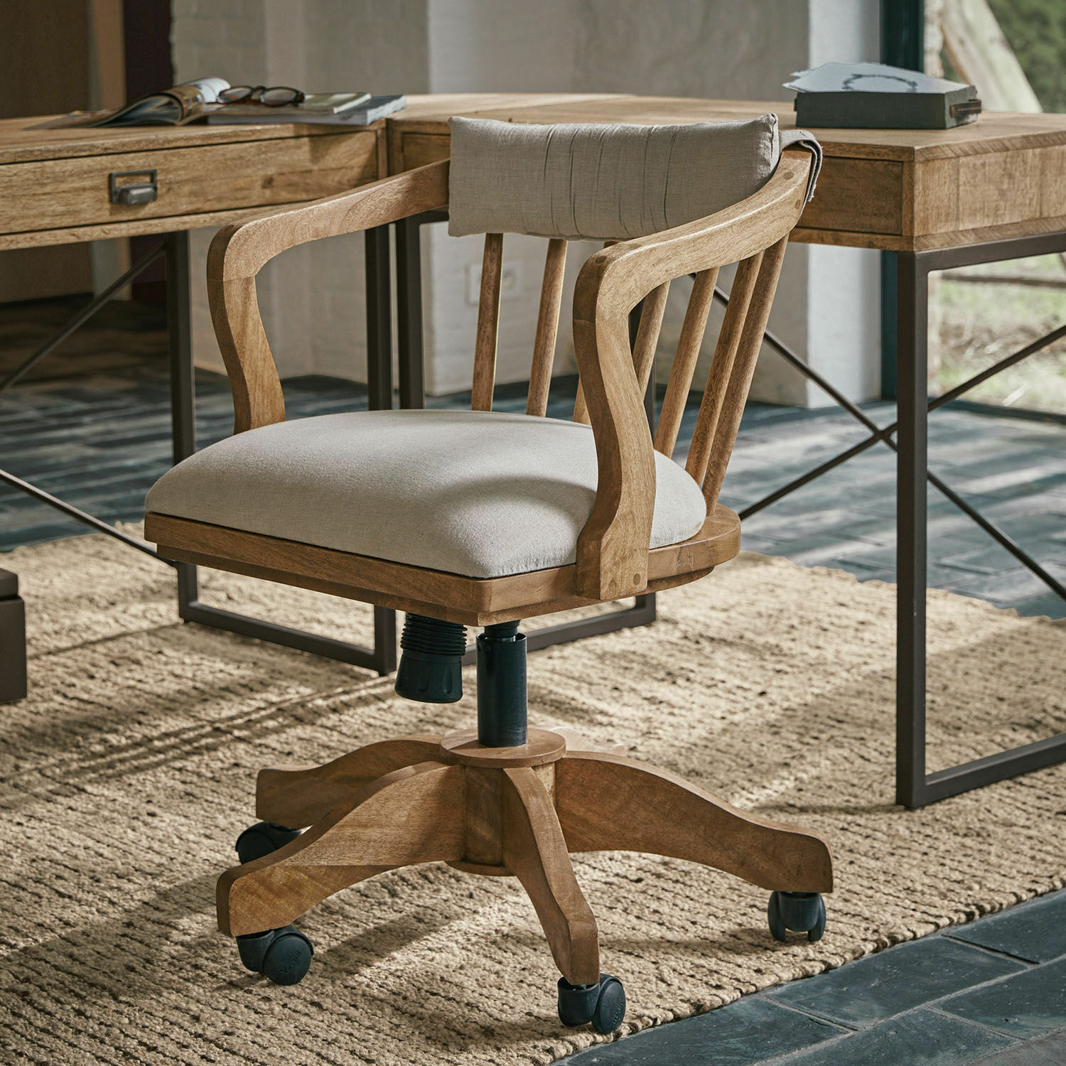 Sedia da scrivania Lemuel Sedia da ufficio girevole in legno di mango con seduta in tessuto grigio chiaro, elegante e comoda