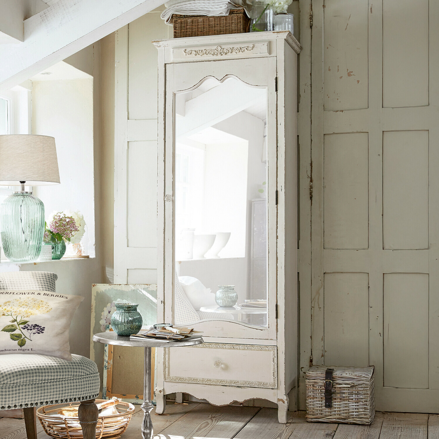Armadio Armadio bianco in legno con specchio stile vintage in interno luminoso e accogliente con decorazioni