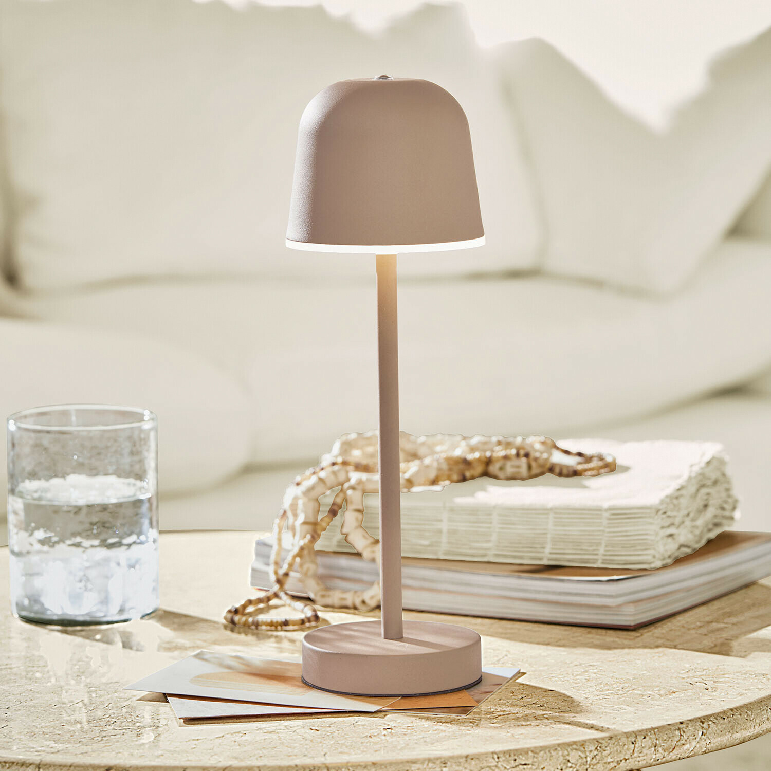Lampada da tavolo ricaricabile Ulianne Lampada da tavolo beige in metallo con paralume minimalista in soggiorno luminoso