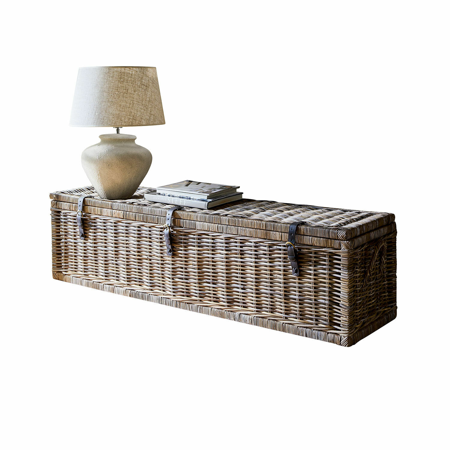 Baule Hailee Cesto lungo in rattan naturale con lampada e libri sopra, decorazione d'interni