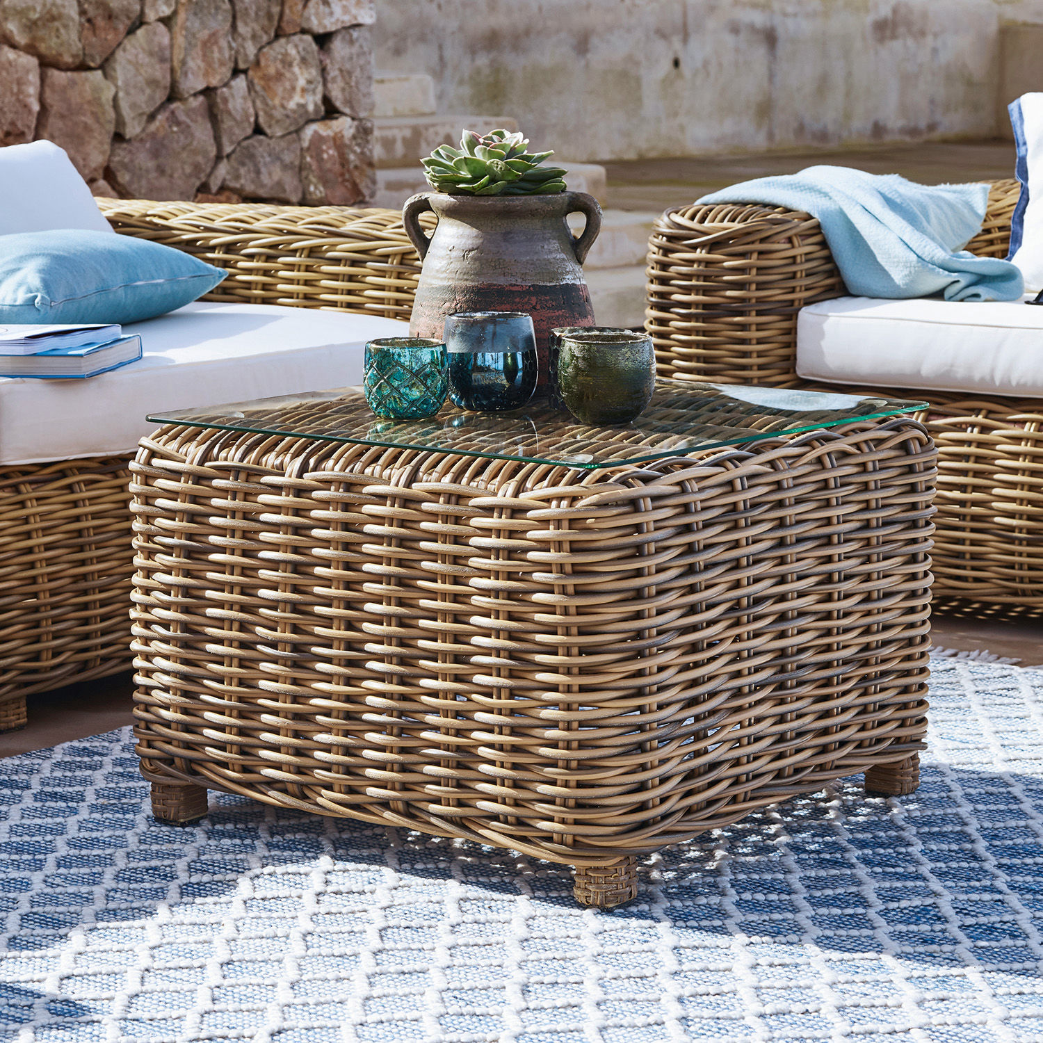 Tavolino di complemento Cubo Tavolino quadrato in rattan con piano in vetro, colore naturale, mobili da giardino