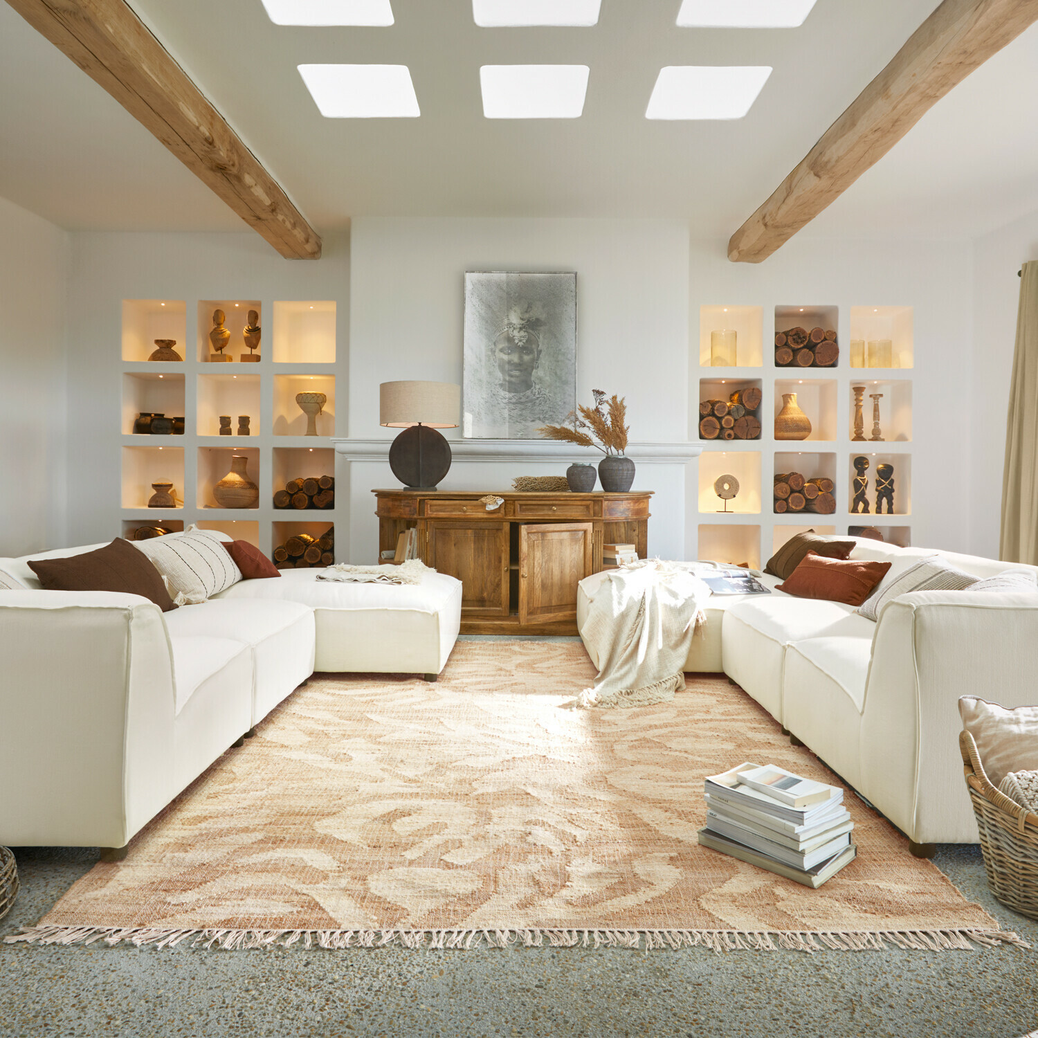 Tappeto Marsetta Soggiorno accogliente con divano bianco, credenza in legno e decorazioni in legno, tappeto beige con motivo