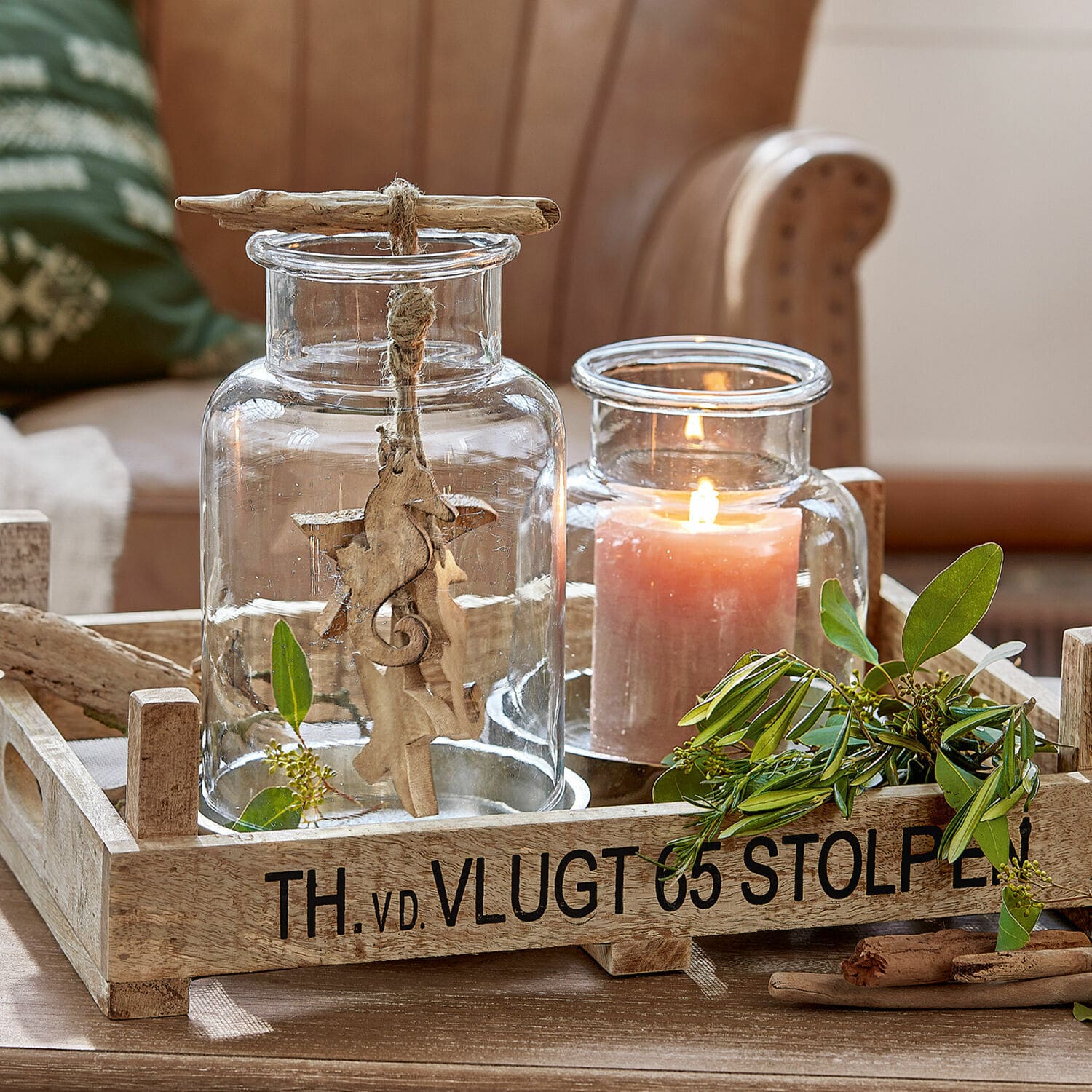 Coppia di portacandele Emphoria Vassoio in legno con portacandele in vetro trasparente e decorazioni di foglie verdi su tavolo in legno