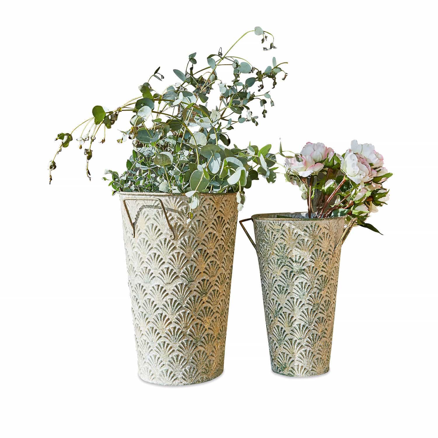 Coppia di vasi decorativi Iskele Due vasi decorativi in metallo verde-beige con motivo a rilievo e piante decorative all'interno