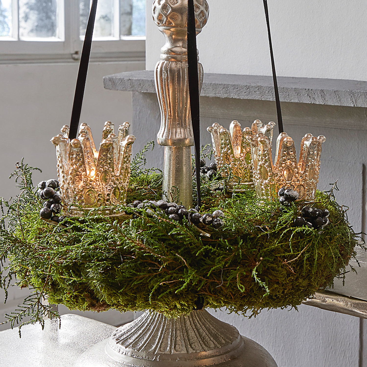 Set di 4 portacandele con supporto Melina Portacandele decorativo in ottone con muschio verde e bacche nere per interni